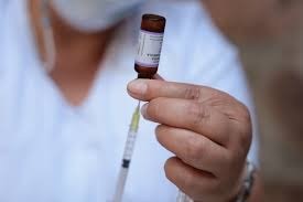 REGIOMONTANOS MADRUGARON PARA VACUNARSE CONTRA EL SARAMPIÓN