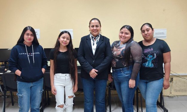 ADRIANA MARTÍNEZ ACOMPAÑA CIERRE DEL SEGUNDO CURSO DE COMPUTACIÓN EN LAMPAZOS