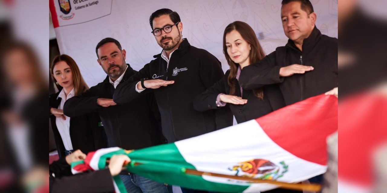 DAVID DE LA PEÑA PARTICIPA EN HONORES A LA BANDERA EN UN GESTO DE CERCANÍA CON LA COMUNIDAD ESCOLAR