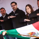 DAVID DE LA PEÑA PARTICIPA EN HONORES A LA BANDERA EN UN GESTO DE CERCANÍA CON LA COMUNIDAD ESCOLAR