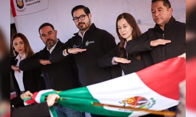 DAVID DE LA PEÑA PARTICIPA EN HONORES A LA BANDERA EN UN GESTO DE CERCANÍA CON LA COMUNIDAD ESCOLAR