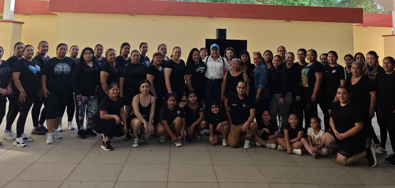 ADRIANA MARTÍNEZ RECONOCE A GANADORAS DEL RETO ZUMBA EN LAMPAZOS