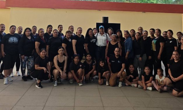 ADRIANA MARTÍNEZ RECONOCE A GANADORAS DEL RETO ZUMBA EN LAMPAZOS