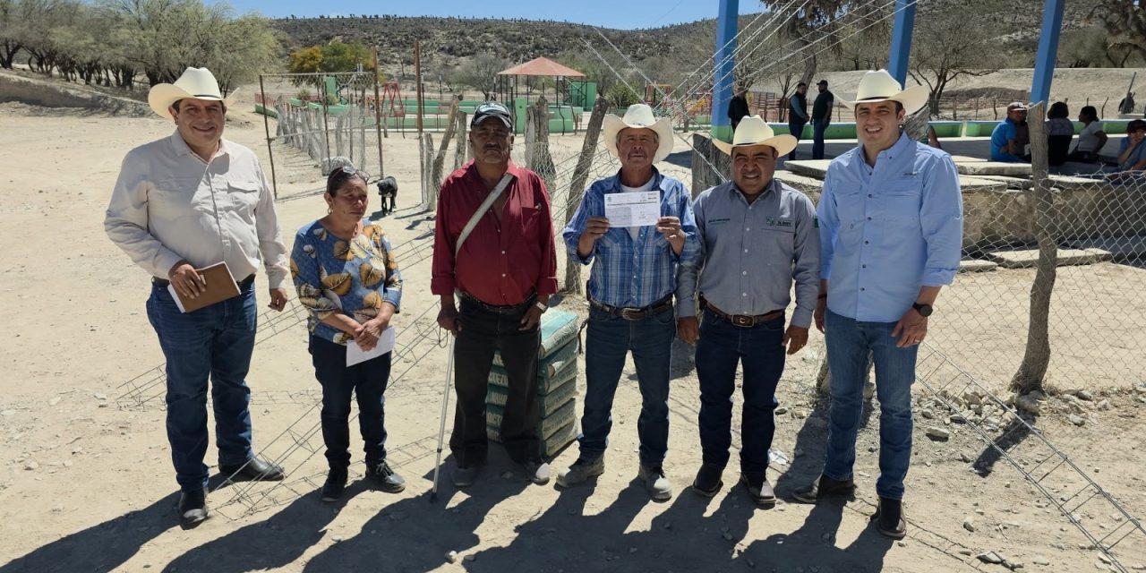 JUAN JOSÉ VARGAS ROSALES ENTREGA APOYOS PARA MEJORAR VIVIENDAS EN EL ÁLAMO, DOCTOR ARROYO