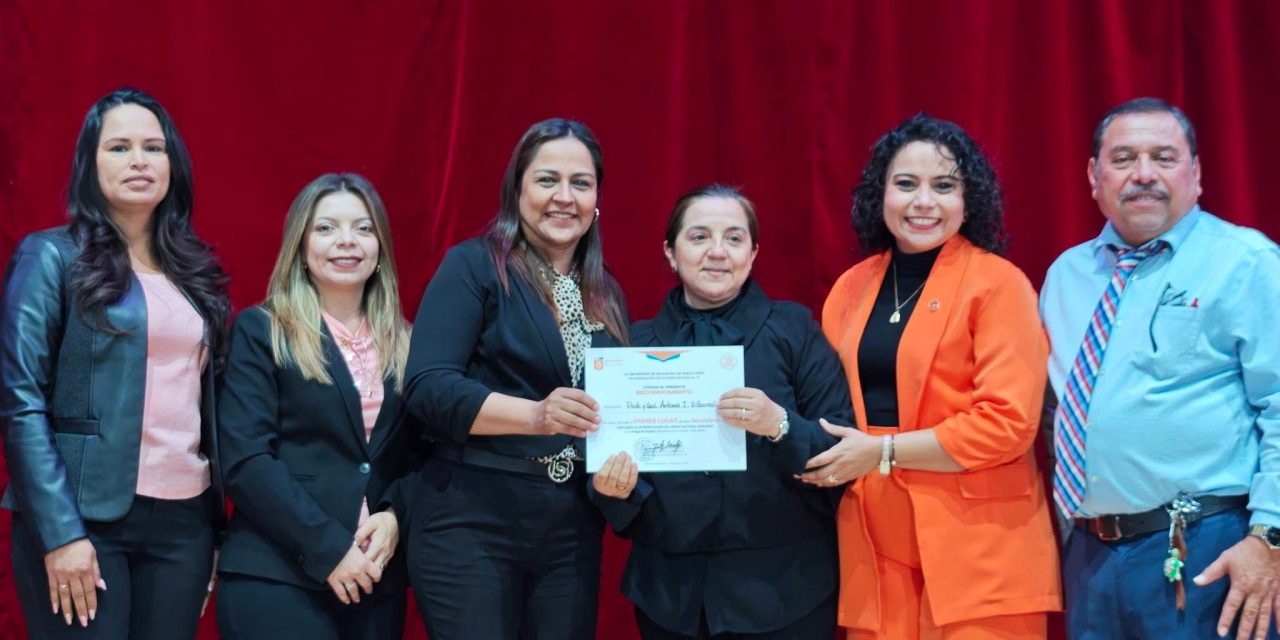 ADRIANA MARTÍNEZ PRESIDE RESULTADOS DEL CONCURSO DE HIMNO NACIONAL EN LA REGIÓN 10