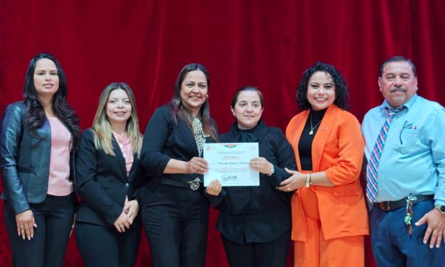 ADRIANA MARTÍNEZ PRESIDE RESULTADOS DEL CONCURSO DE HIMNO NACIONAL EN LA REGIÓN 10