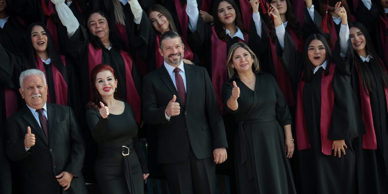 GERARDO DE LA MAZA ACOMPAÑA A GENERACIÓN 2024–2026 DE PREPA 18 UANL EN FOTO OFICIAL