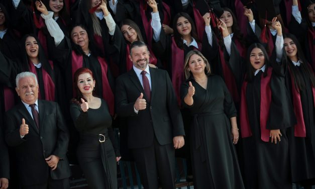 GERARDO DE LA MAZA ACOMPAÑA A GENERACIÓN 2024–2026 DE PREPA 18 UANL EN FOTO OFICIAL