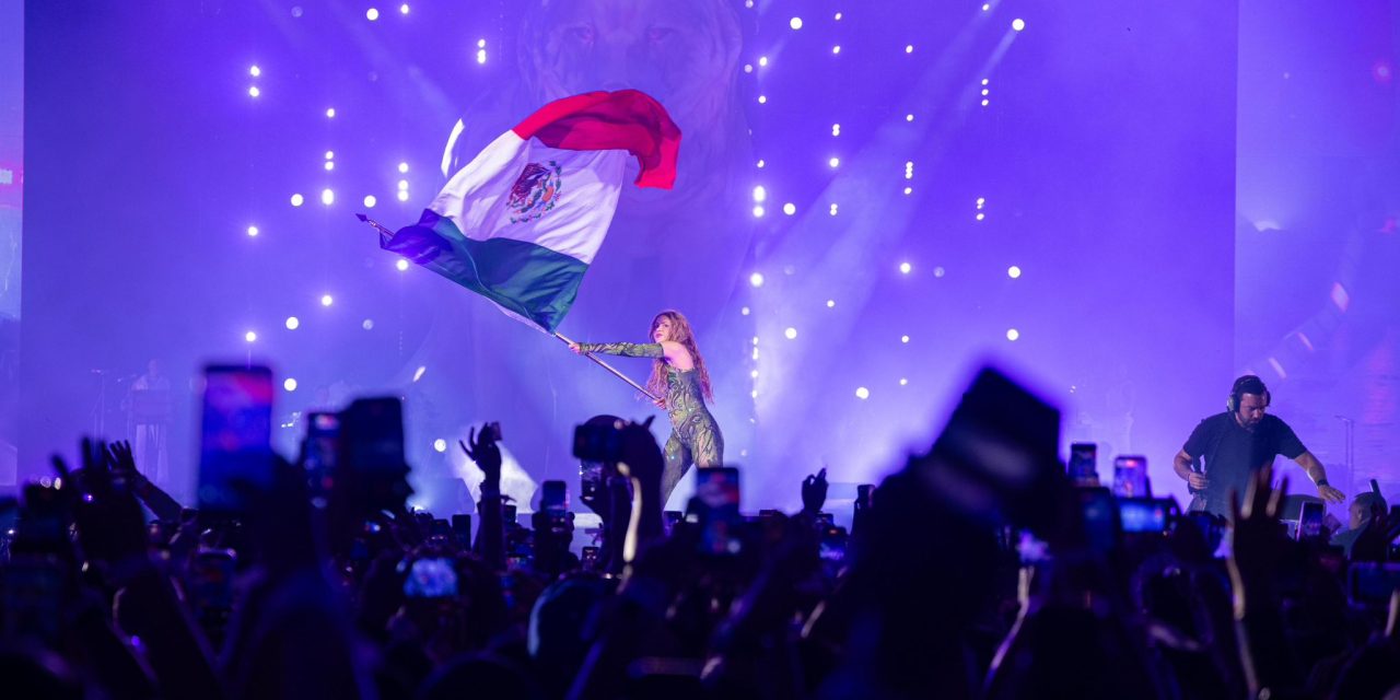 SHAKIRA HACE VIBRAR EL ZÓCALO ANTE 400 MIL Y SORPRENDE CON ESTRENO MUNDIAL