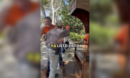 BALTAZAR MARTÍNEZ SORPRENDE A “CHELO EL BOLERO” CON NUEVO CAJÓN EN PLAZA HIDALGO