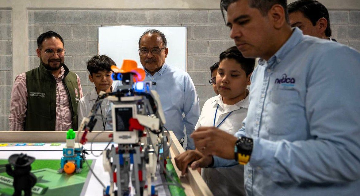 ANDRÉS MIJES AMPLÍA ESCUELA DE ARTES Y OFICIOS Y GRADÚA PRIMERA GENERACIÓN DE ROBÓTICA