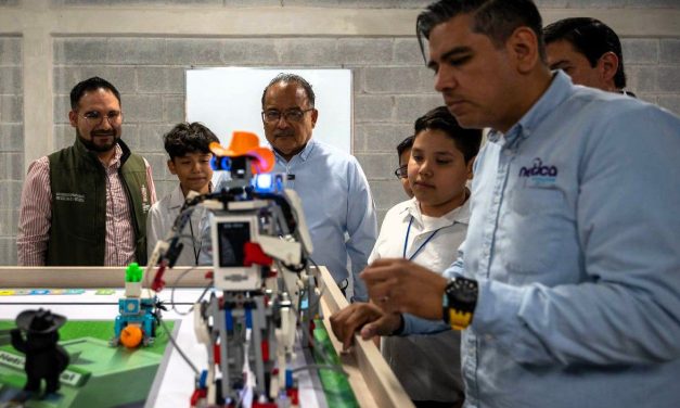 ANDRÉS MIJES AMPLÍA ESCUELA DE ARTES Y OFICIOS Y GRADÚA PRIMERA GENERACIÓN DE ROBÓTICA