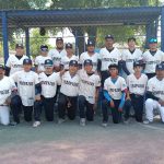 ADRIANA MARTÍNEZ RESPALDA A SELECCIÓN DE BÉISBOL DE LAMPAZOS CON ENTREGA DE UNIFORMES