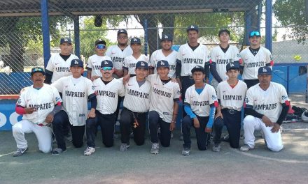 ADRIANA MARTÍNEZ RESPALDA A SELECCIÓN DE BÉISBOL DE LAMPAZOS CON ENTREGA DE UNIFORMES