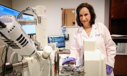 SANTOS GUZMÁN RECONOCE TRAYECTORIA DE LETICIA TORRES GUERRA Y EL IMPULSO CIENTÍFICO DE LA UANL