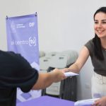 OLGA VILLALÓN ENTREGA TARJETAS DEL PROGRAMA “CUIDAMOS DE TI” EN SANTIAGO