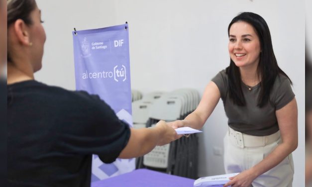 OLGA VILLALÓN ENTREGA TARJETAS DEL PROGRAMA “CUIDAMOS DE TI” EN SANTIAGO