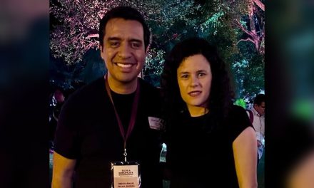 JESÚS NAVA DIALOGA CON LUISA MARÍA ALCALDE EN ENCUENTRO MUNICIPALISTA DE MORENA