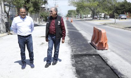 ANDRÉS MIJES ENTRA AL RESCATE DE VIALIDAD AFECTADA POR DRENAJE Y COORDINA ACCIONES CON AYD