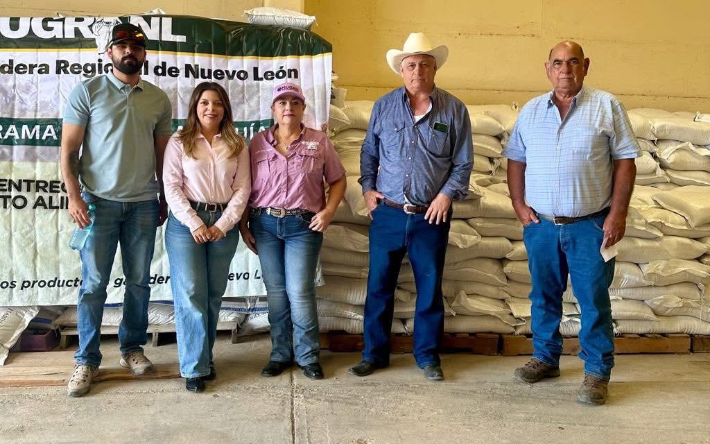 ADRIANA MARTÍNEZ REFUERZA APOYO AL SECTOR GANADERO CON ENTREGA DE SUPLEMENTOS ALIMENTICIOS EN LAMPAZOS