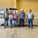 ADRIANA MARTÍNEZ REFUERZA APOYO AL SECTOR GANADERO CON ENTREGA DE SUPLEMENTOS ALIMENTICIOS EN LAMPAZOS