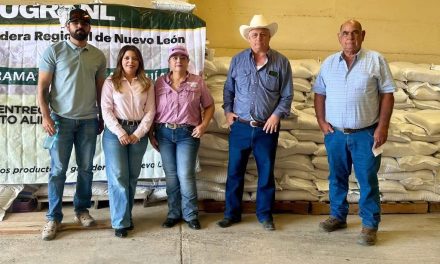 ADRIANA MARTÍNEZ REFUERZA APOYO AL SECTOR GANADERO CON ENTREGA DE SUPLEMENTOS ALIMENTICIOS EN LAMPAZOS