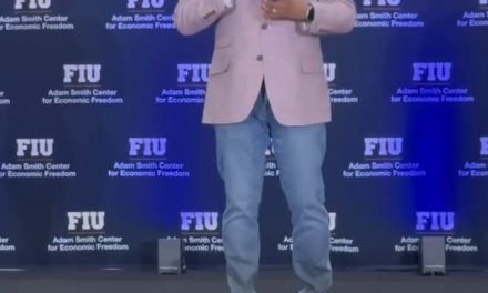 ANDRÉS MIJES PRESENTA EL MODELO DE GOBIERNO DIGITAL DE ESCOBEDO ANTE LÍDERES DE MÁS DE 20 PAÍSES EN FLORIDA