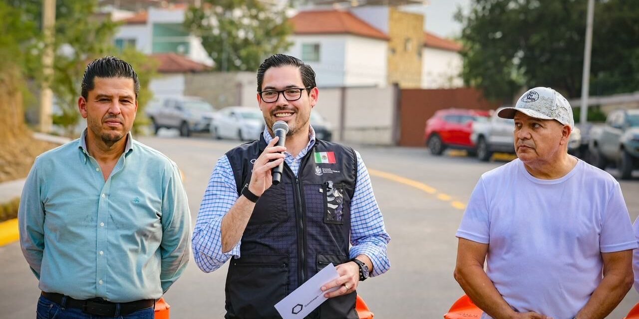DAVID DE LA PEÑA ENTREGA CALLE RENOVADA EN LOS CAVAZOS Y DUPLICA SU CAPACIDAD VIAL