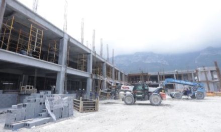 ZOÉ ROBLEDO SUPERVISA AVANCES DE NUEVOS HOSPITALES DEL IMSS EN NUEVO LEÓN