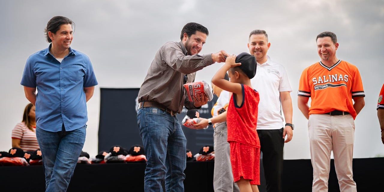 LUCIRÁN LIGAS PEQUEÑAS DE SALINAS VICTORIA NUEVA PIEL QUE ENTREGÓ EL ALCALDE RAÚL CANTÚ