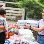 OLGA VILLALÓN LLEVA ROPA, PAÑALES Y JUGUETES A FAMILIAS DE LA COMUNIDAD LA PRIMAVERA EN SANTIAGO