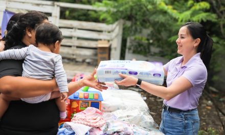 OLGA VILLALÓN LLEVA ROPA, PAÑALES Y JUGUETES A FAMILIAS DE LA COMUNIDAD LA PRIMAVERA EN SANTIAGO
