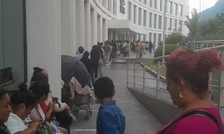 TARJETA NARANJA ACABA EN ENGAÑO: MADRES RECLAMAN A SAMUEL GARCÍA Y FÉLIX ARRATIA DESAPARECE