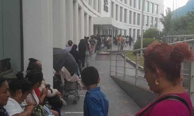 TARJETA NARANJA ACABA EN ENGAÑO: MADRES RECLAMAN A SAMUEL GARCÍA Y FÉLIX ARRATIA DESAPARECE