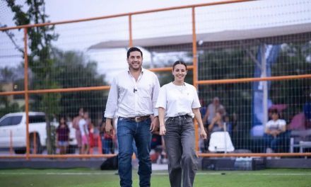 RAÚL CANTÚ INAUGURA CANCHA DE FÚTBOL RENOVADA EN LOS PILARES EN SALINAS VICTORIA