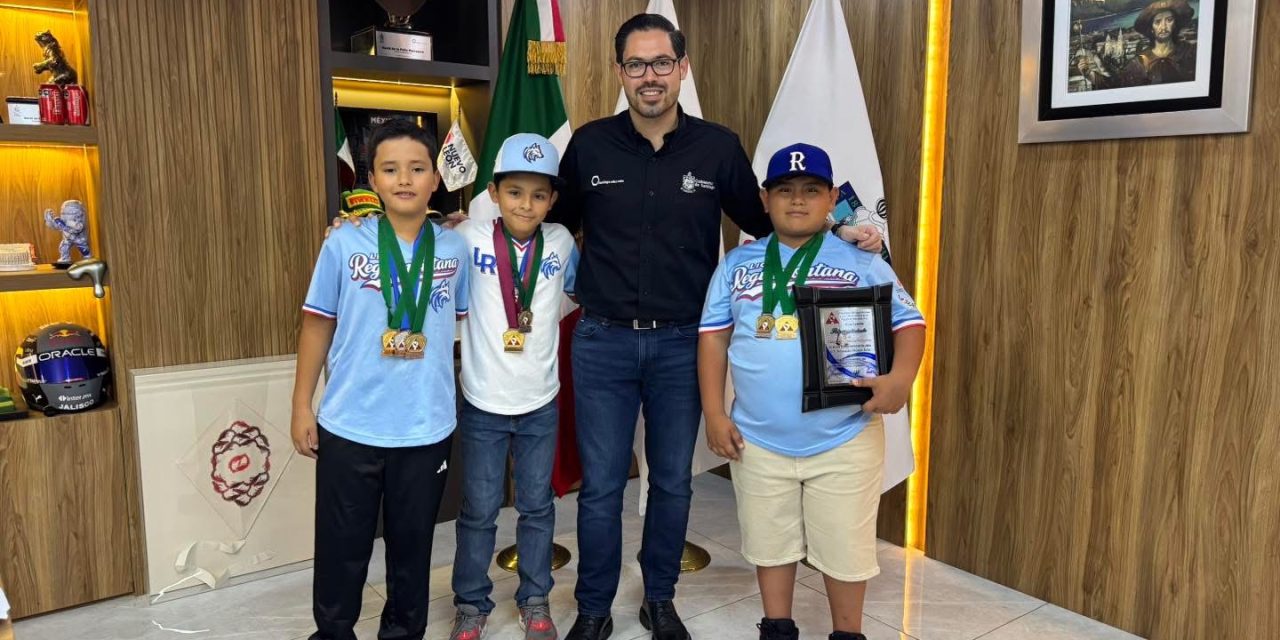 DAVID DE LA PEÑA RECONOCE A NIÑOS DE SANTIAGO QUE IRÁN A SERIE MUNDIAL DE BÉISBOL EN CALIFORNIA