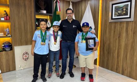DAVID DE LA PEÑA RECONOCE A NIÑOS DE SANTIAGO QUE IRÁN A SERIE MUNDIAL DE BÉISBOL EN CALIFORNIA
