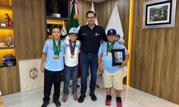DAVID DE LA PEÑA RECONOCE A NIÑOS DE SANTIAGO QUE IRÁN A SERIE MUNDIAL DE BÉISBOL EN CALIFORNIA