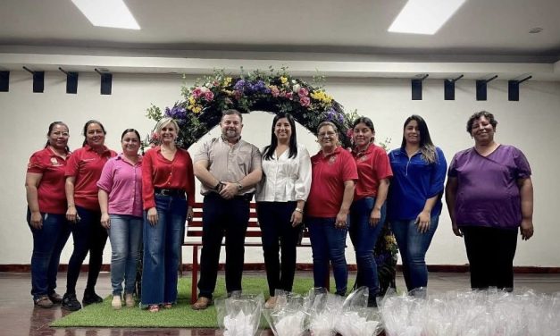 MIGUEL ÁNGEL SALAZAR RECONOCE A LAS MADRES DE MONTEMORELOS FESTEJANDOLAS PREVIO AL 10 DE MAYO