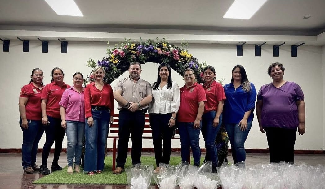 MIGUEL ÁNGEL SALAZAR RECONOCE A LAS MADRES DE MONTEMORELOS FESTEJANDOLAS PREVIO AL 10 DE MAYO