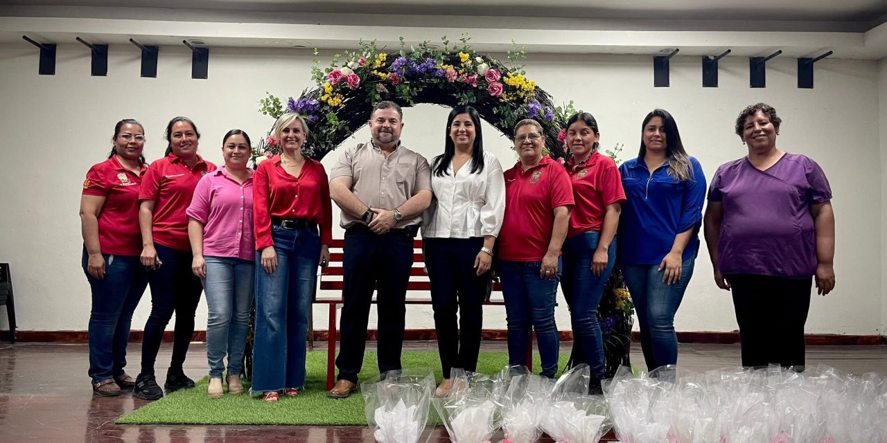 MIGUEL ÁNGEL SALAZAR RECONOCE A LAS MADRES DE MONTEMORELOS FESTEJANDOLAS PREVIO AL 10 DE MAYO