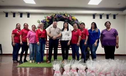 MIGUEL ÁNGEL SALAZAR RECONOCE A LAS MADRES DE MONTEMORELOS FESTEJANDOLAS PREVIO AL 10 DE MAYO