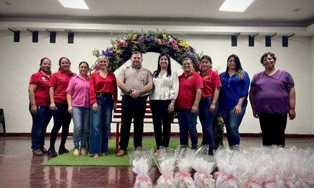 MIGUEL ÁNGEL SALAZAR RECONOCE A LAS MADRES DE MONTEMORELOS FESTEJANDOLAS PREVIO AL 10 DE MAYO