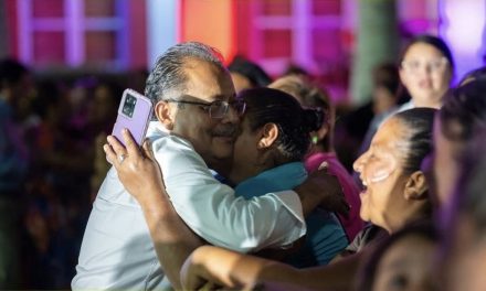 ANDRÉS MIJES CELEBRA A LAS MADRES NORTEÑAS CON UNA NOCHE LLENA DE EMOCIÓN Y CARIÑO