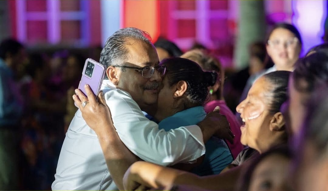 ANDRÉS MIJES CELEBRA A LAS MADRES NORTEÑAS CON UNA NOCHE LLENA DE EMOCIÓN Y CARIÑO