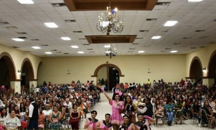 ADRIANA MARTÍNEZ CELEBRA A LAS MAMÁS DE LAMPAZOS EN UNA TARDE LLENA DE ALEGRÍA Y DIVERSIÓN