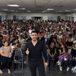 ALEJANDRO GONZÁLEZ CELEBRA A LAS MADRES CON UNA NOCHE LLENA DE EMOCIÓN Y SORPRESAS