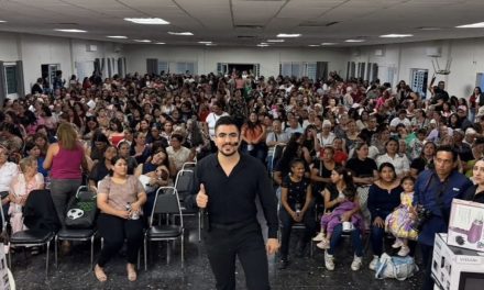 ALEJANDRO GONZÁLEZ CELEBRA A LAS MADRES CON UNA NOCHE LLENA DE EMOCIÓN Y SORPRESAS