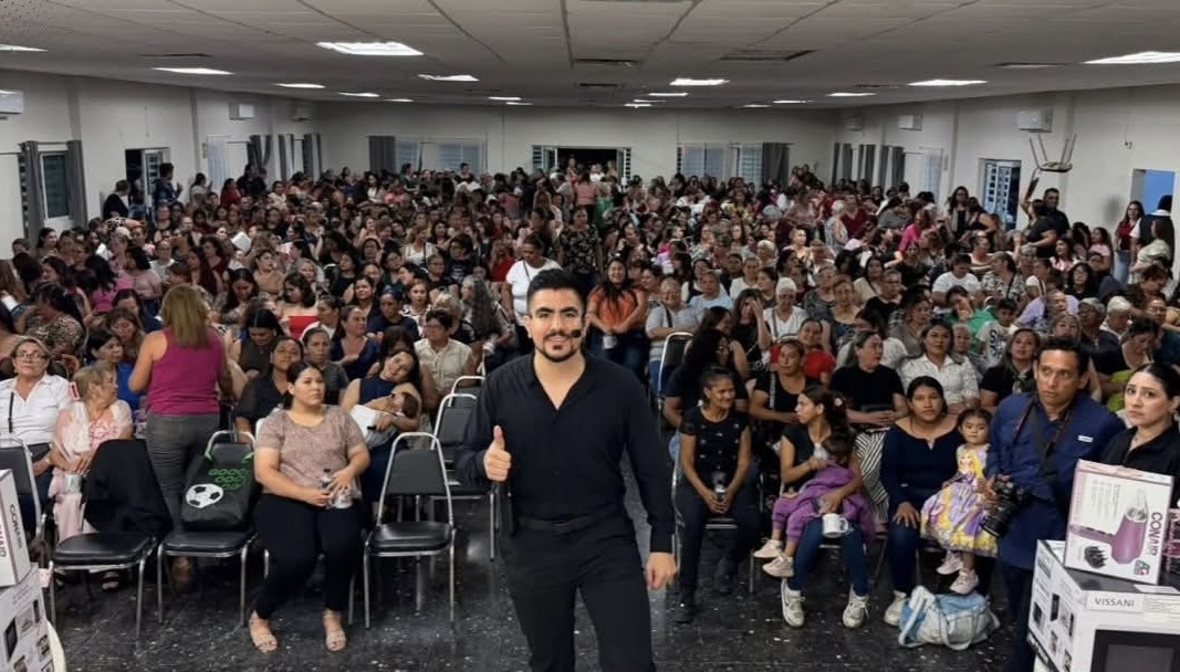 ALEJANDRO GONZÁLEZ CELEBRA A LAS MADRES CON UNA NOCHE LLENA DE EMOCIÓN Y SORPRESAS