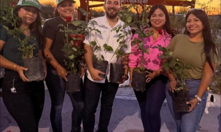 LUIS QUIROGA RECONOCE A MADRES DEL DISTRITO 13 CON ENTREGA DE ROSALES